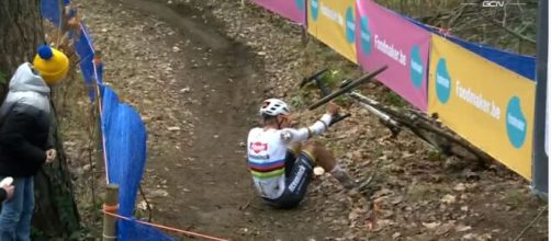 Ciclocross: assolo di Mathieu Van der Poel ad Herentals nonostante una caduta