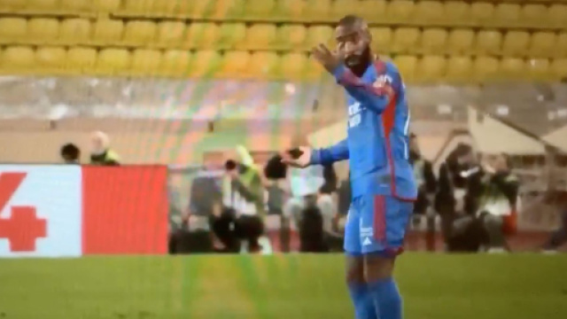 Lacazette vrai capitaine à Monaco lors du succès de l'OL. (screenshot @canal+)