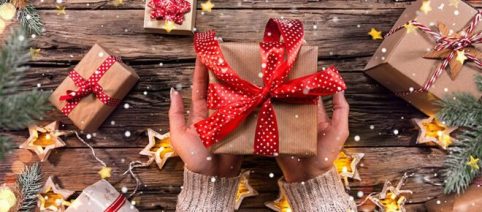 5 idee regalo di Natale per uomo: dal viaggio a sorpresa agli accessori hi-tech