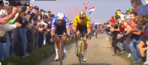 Ciclismo, il manager della Jumbo: 'La foratura di Van Aert alla Roubaix non è stata sfortuna'