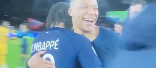 Mbappé et son jeune frère ce mercredi soir après PSG-Metz. (screenshot @canal+)