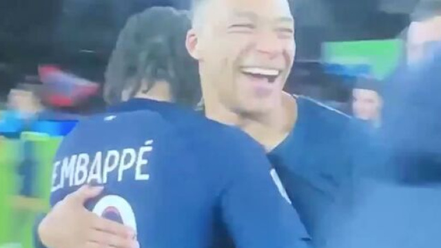 Mbappé et son jeune frère ce mercredi soir après PSG-Metz. (screenshot @canal+)