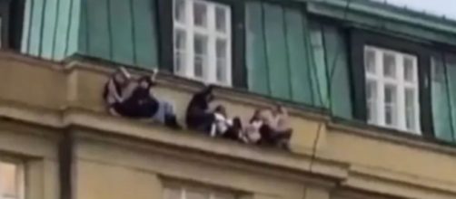 Los jóvenes estaban en la fachada porque era el lugar más seguro que encontraron durante el ataque armado (Captura de pantalla de Telecinco)