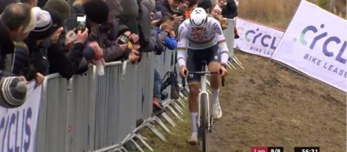 Ciclismo, show di Mathieu van der Poel nello Scheldecross, delude Pidcock