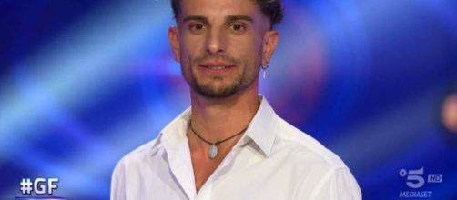 GF, Garibaldi criticato per un commento omofobo: 'Già che li accetto è un passo' (Clip).