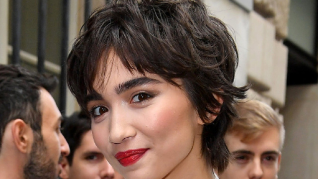 Tagli capelli e tonalit&agrave; per l'inverno 2024, il tiramis&ugrave; hair di Angelina Jolie e il bixie cut