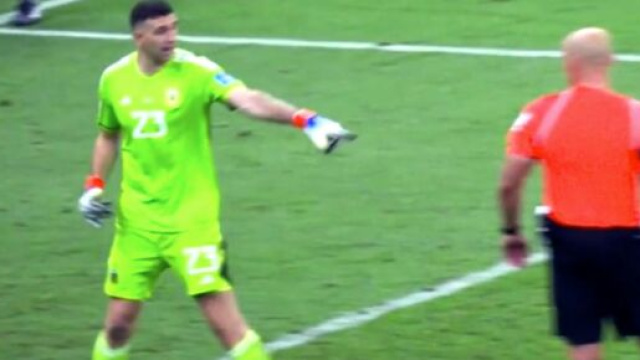 Emiliano Martinez lors de la finale de la Coupe du monde face à la France. (screenshot Twitter - @canal+)