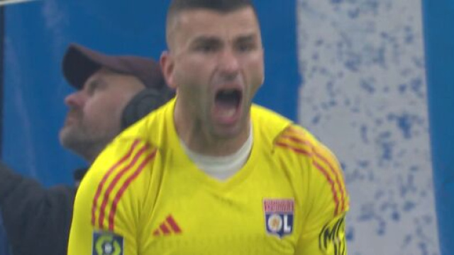 Le gardien de l'OL en colère contre ses coéquipiers. (screenshot - prime video)