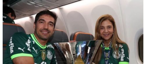 Abel Ferreira e Leila Pereira com a taça do Brasileirão 2023 (Foto: Palmeiras / Divulgação)