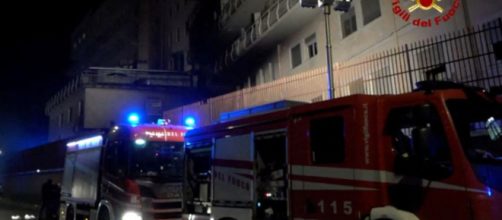 Unas 200 personas fueron evacuadas del hospital (X, @vigilidelfuoco)