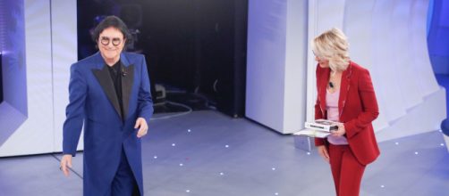 C'è Posta per te anticipazioni, problemi con Renato Zero: non vorrebbe più andare in onda.