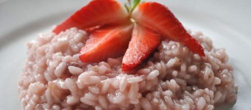 Il risotto alle fragole è ideale per una cena romantica.