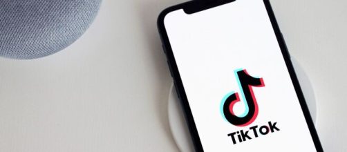 Un téléphone avec TikTok, l'application aux millions d'abonnés. (Image : plannthat.com)