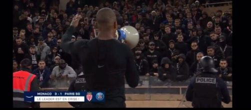 Kimpembe obligé d'aller rassurer les fans du PSG à Monaco. (screenshot Twitter - @HRivayrand)