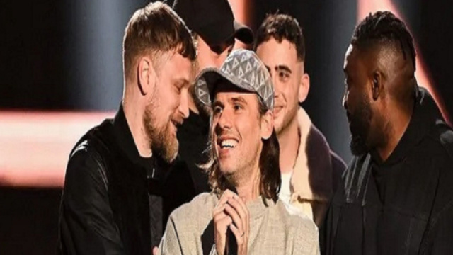 L'artiste caennais, insatiable, s'est victorieusement distingué comme à son habitude. Twitter @WorldsOpinions