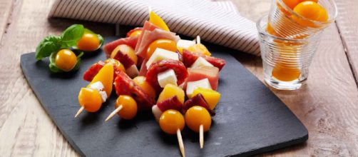 Spiedini di carne e frutta, una ricetta originale per un antipasto davvero invitante.