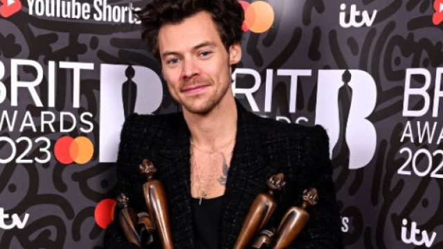 Après les Grammy la semaine passé, les Brit Award pour Harry Styles. Twitter @hsupdatebr