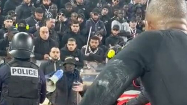 Kimpembe seul face aux fans du PSG ce samedi &agrave; Monaco. (screenshot Twitter - @HRivayrand)