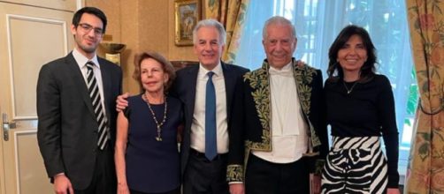 Los hijos de Mario Vargas Llosa acudieron a la ceremonia en la Academia Francesa de la lengua (Twitter/@AlvaroVargasLl)