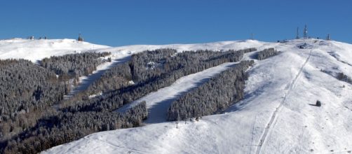 Un'auto viene abbandonata nella pista da sci di fronte al rifugio sul Nevegal.