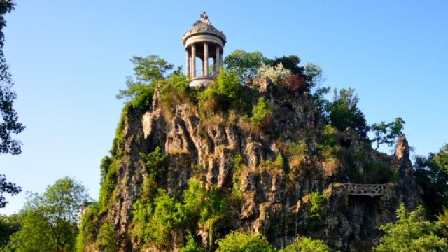 Le parc des Buttes Chaumont à Paris. Source : Flickr @Tomhilton