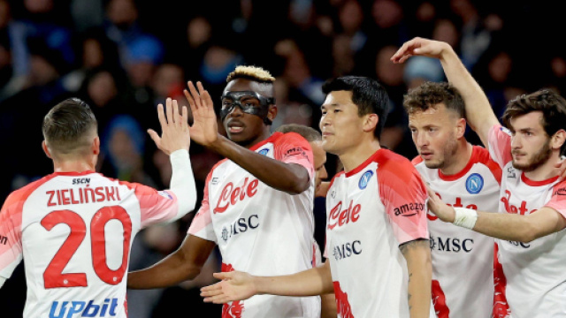 Napoli-Cremonese 3-0: gli azzurri a +15 dall'Inter che si &egrave; fermata a Genova