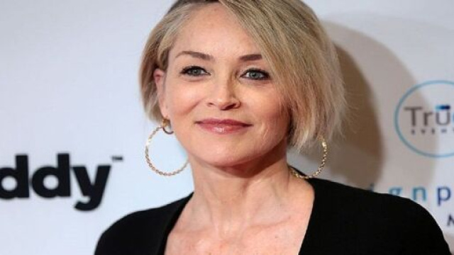 Sharon Stone à Celebrity Fight Night XXIII [Wikimedia Commons] + @[Gage Skidmore]