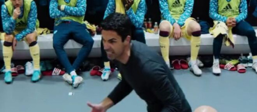 Mikel Arteta dans le vestiaire d'Arsenal invectivant ses hommes. (capture Prime Video)