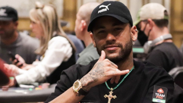 Neymar à une table de poker . Screenshot Twitter @ActuFoot_