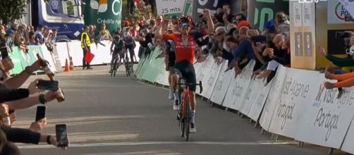 Ciclismo, la vittoria di Tom Pidcock sull'Alto do Malhao