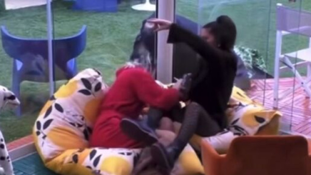 GF Vip, Antonella rovescia il posacenere su Edoardo