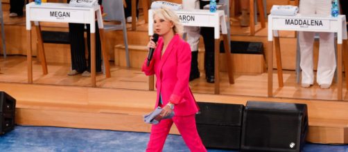 Maria De Filippi, mai senza scarpe col tacco: l'unica eccezione ... - fanpage.it