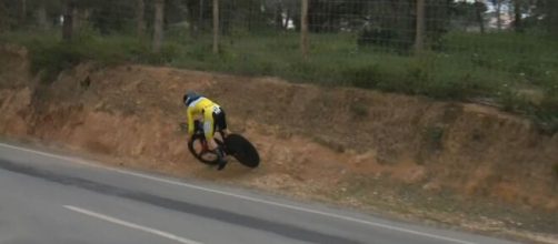 Volta Algarve, Tom Pidcock rischia di cadere nella cronometro
