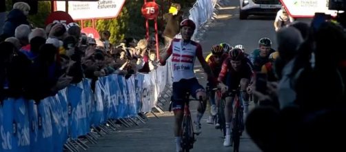 Ciclismo, la vittoria di Giulio Ciccone alla Volta a la Comunitat Valenciana.