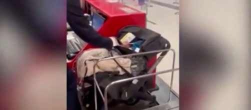 El bebé abandonado fue cuidado por los empleados de Ryanair (Captura Canal 12)