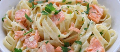 Pasta al salmone: un primo piatto raffinato, ma dal gusto intenso.