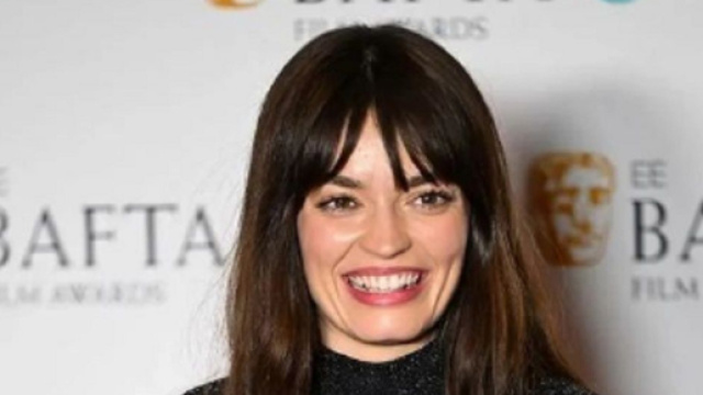 Emma Mackey (Sex Education) tenant un trophée aux Bafta (Screenshoot Instagram @emmatmackeys_)