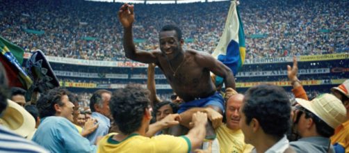 Pelé em comemoração do tricampeonato brasileiro (El Gráfico/Wikimedia Commons)