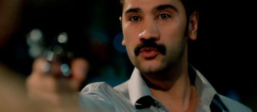 Terra amara, spoiler 25 febbraio: Yilmaz spara a Fekeli, Cetin finisce in prigione.