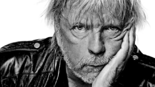 Renaud prend la pose avec un blouson noir (Screenshot Instagram @renaud.officiel)