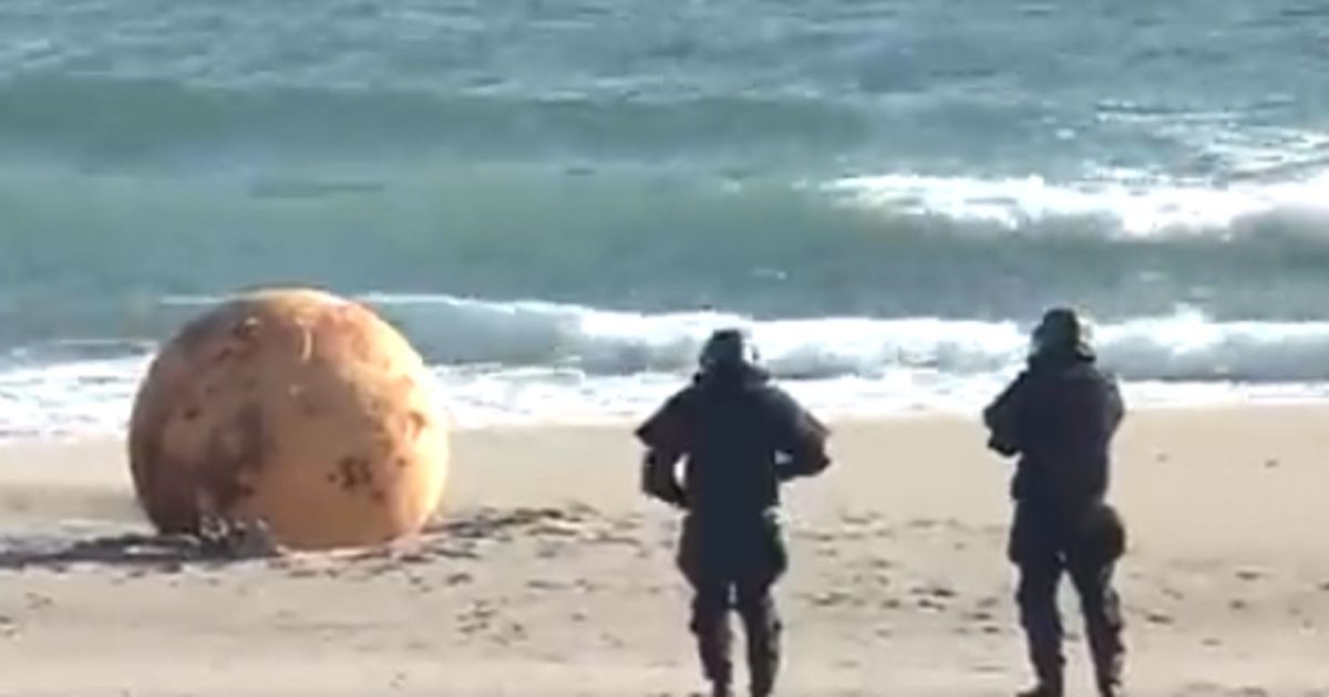 Una Enorme Bola De Hierro Aparece En Una Playa De Japón Sin Que Se Sepa