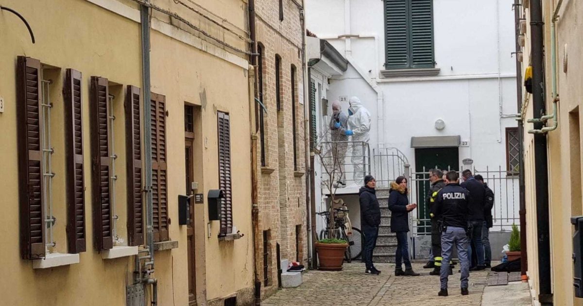 Pesaro Ragazzo Ucciso In Casa Con 13 Coltellate Si Cerca Il Presunto Assassino 4479