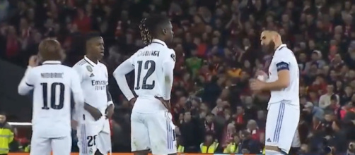 Benzema remet en place ses coéquipiers pendant Liverpool-Real Madrid. (screenshot Twitter - @ArobaseGiovanny)