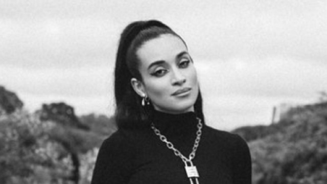 Camélia Jordana a pris la pose pour Givenchy (Screenshot Instagram @cameliajordana)