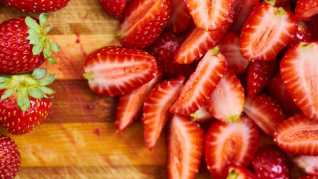 Fragole intere e tagliate (Pixabay)