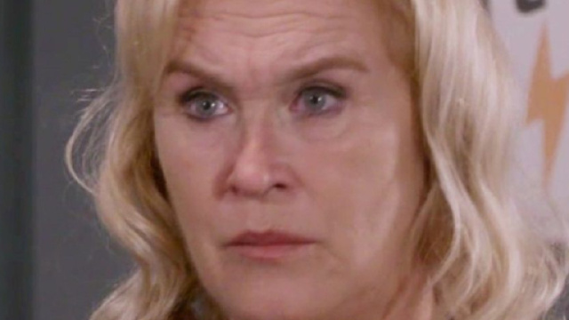 Un posto al sole: Ornella è a conoscenza dell'aborto di Lara e potrebbe incastrarla.