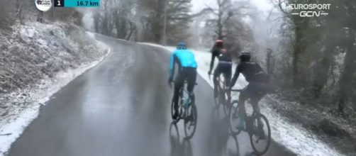 Ciclismo, Gianni Moscon in fuga sotto la neve a O Gran Camino.
