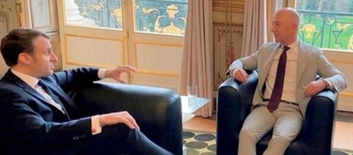 Jeff Bezo avec Emmanuel Macron. (screnshot du compte Twitter de Leïla Chaibi)