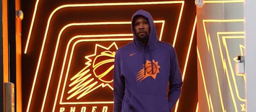 Kevin Durant si presenta a Phoenix.