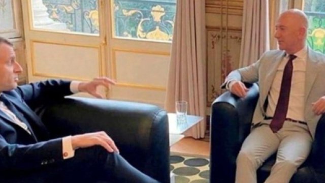 Jeff Bezo avec Emmanuel Macron. (screnshot du compte Twitter de Leïla Chaibi)